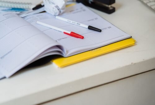 Agenda y lapiceras sobre un escritorio, organización de turnos