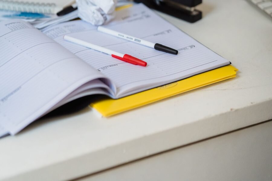 Agenda y lapiceras sobre un escritorio, organización de turnos