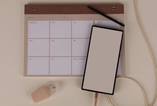 Escritorio moderno con planificador semanal y teléfono, tareas administrativas