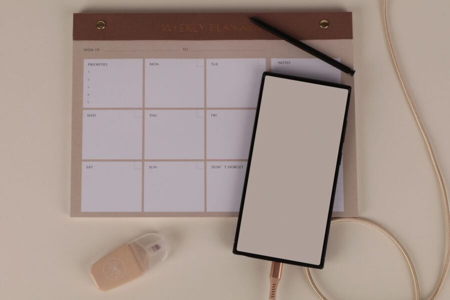 Escritorio moderno con planificador semanal y teléfono, tareas administrativas