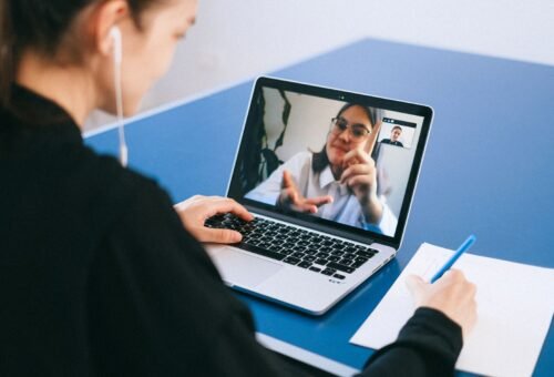 Personas en una videollamada, telepsicología a distancia