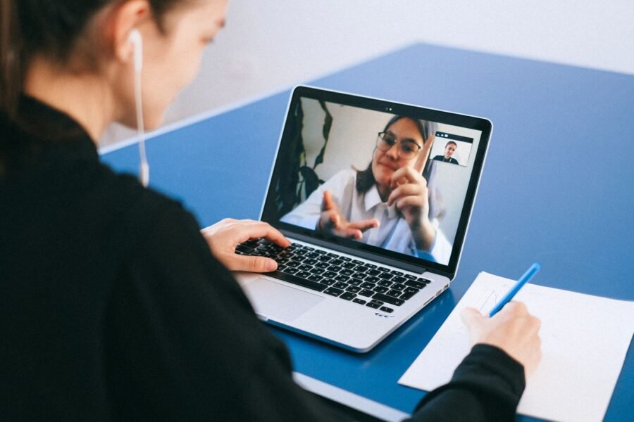 Personas en una videollamada, telepsicología a distancia