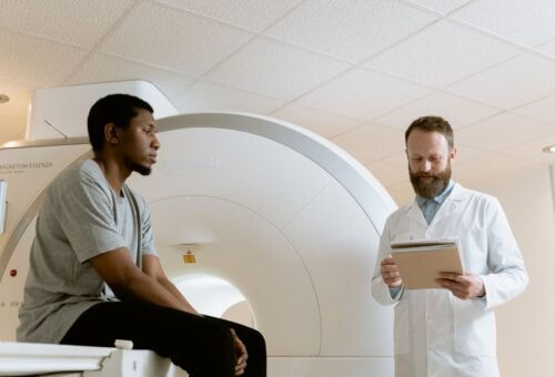 Profesional de la salud revisando historias clínicas de pacientes
