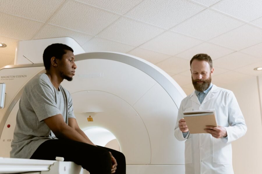 Profesional de la salud revisando historias clínicas de pacientes
