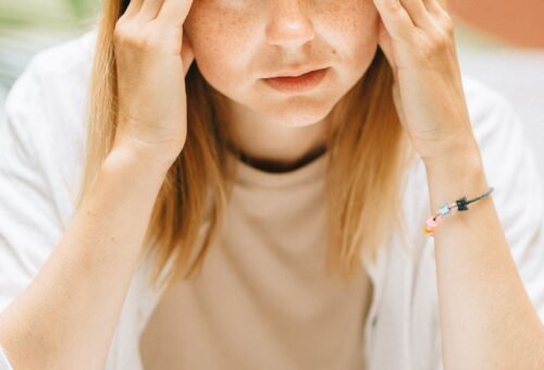 Mujer con signos de estrés y agotamiento, burnout profesional