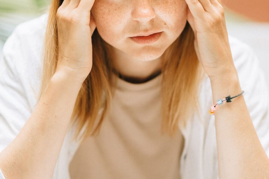 Mujer con signos de estrés y agotamiento, burnout profesional