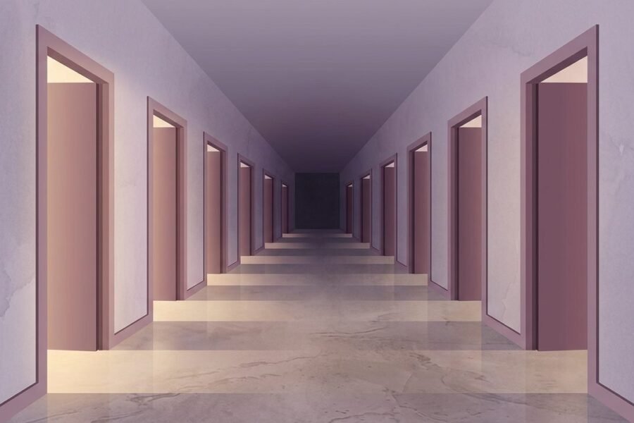 Serie de puertas idénticas parcialmente abiertas en una habitación con luz decreciente, simbolizando la acumulación de decisiones a lo largo del día